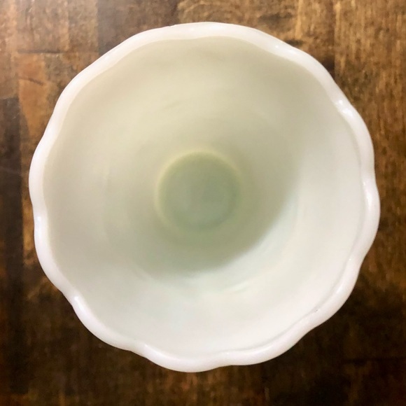 Vintage Anchor Hocking Milk Glass Teardrop and Pearl Vase with Scalloped Rim - Picture 5 of 5